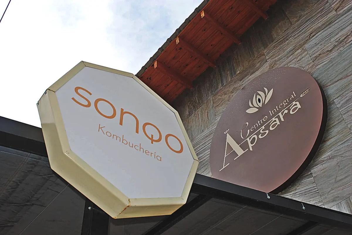 Interior de la cafetería con ambiente acogedor