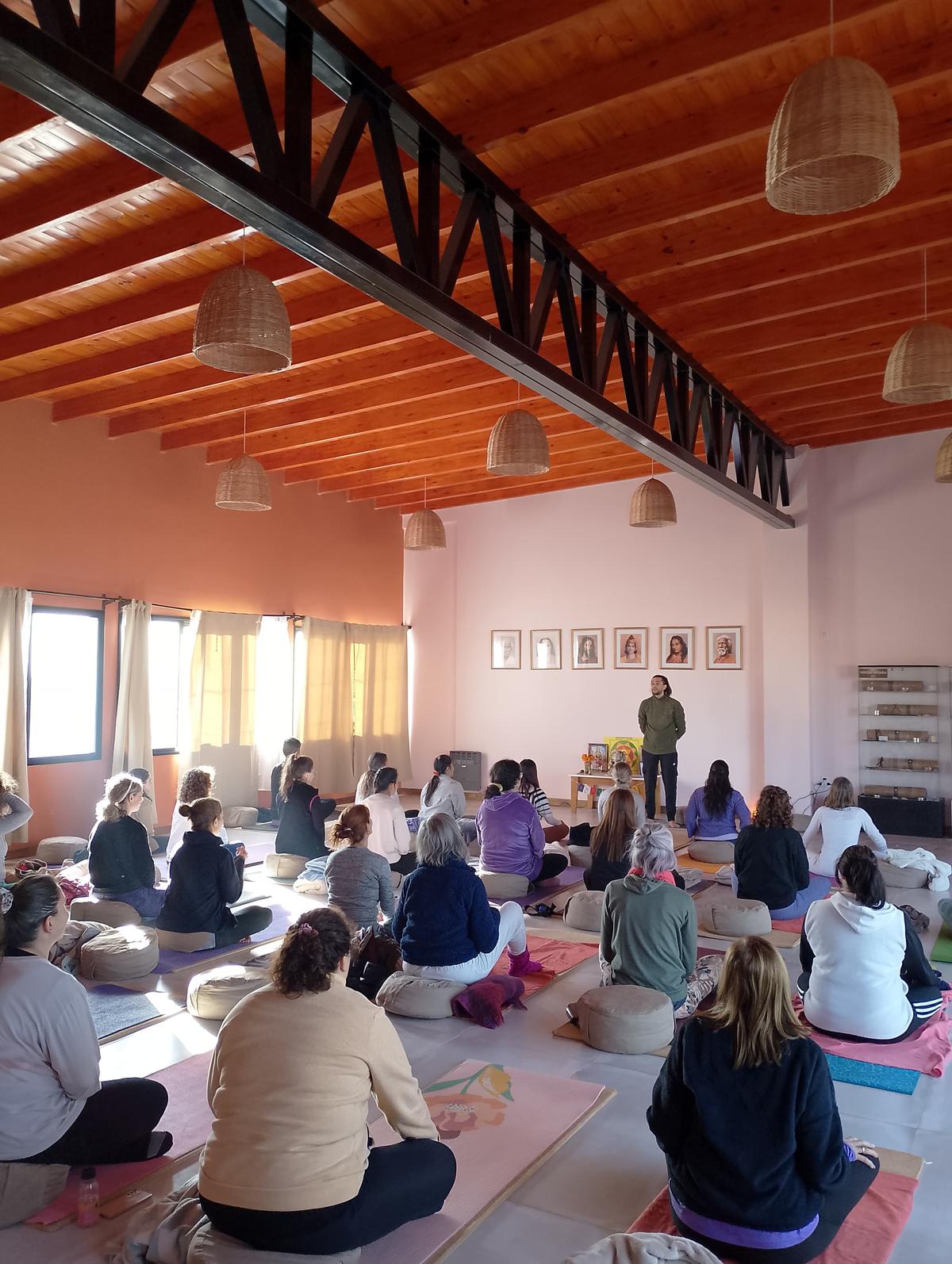 Persona practicando yoga en una postura de equilibrio